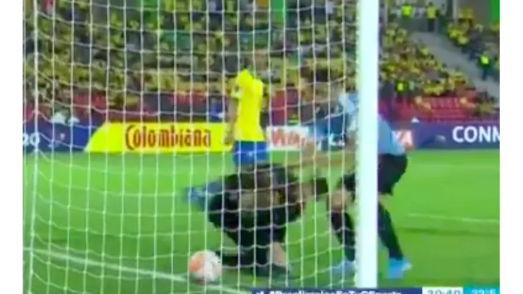 Insólito: arquero de Uruguay se equivoca y mete la pelota en su propio arco