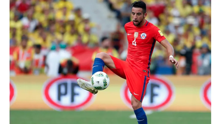 Mauricio Isla defendiendo la camiseta de la selección chilena