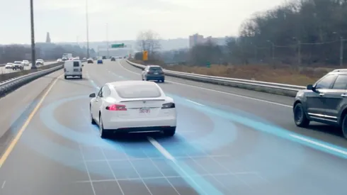 Tesla promete un piloto automático que detectará los hoyos de las calles