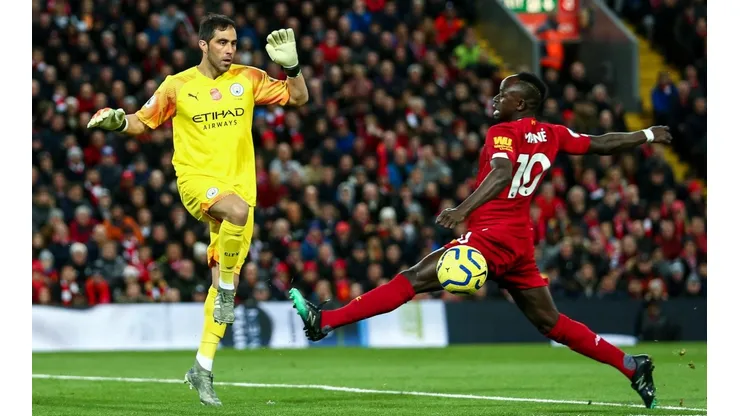 Claudio Bravo ante Sadio Mané