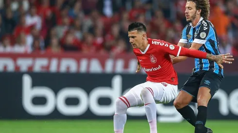 Víctor Cuesta en pleno clásico gaucho ante Gremio.