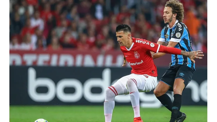 Víctor Cuesta en pleno clásico gaucho ante Gremio.