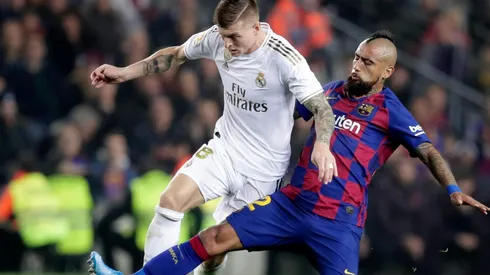 Arturo Vidal disputa el balón con Toni Kroos.