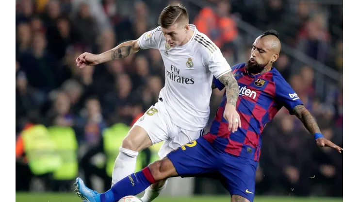 Arturo Vidal disputa el balón con Toni Kroos.