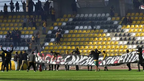 Hinchas ingresaron a la cancha del estadio Francisco Sánchez Rumoroso.