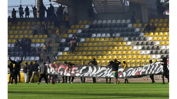 Hinchas ingresaron a la cancha del estadio Francisco Sánchez Rumoroso.