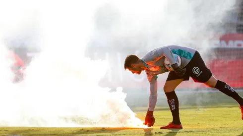 Batalla recibió bengalas y un maderazo en un hombro.