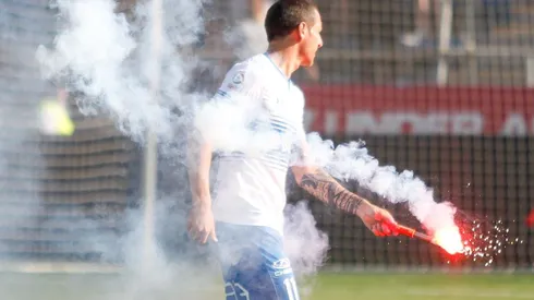 Aued sacando una bengala de San Carlos.