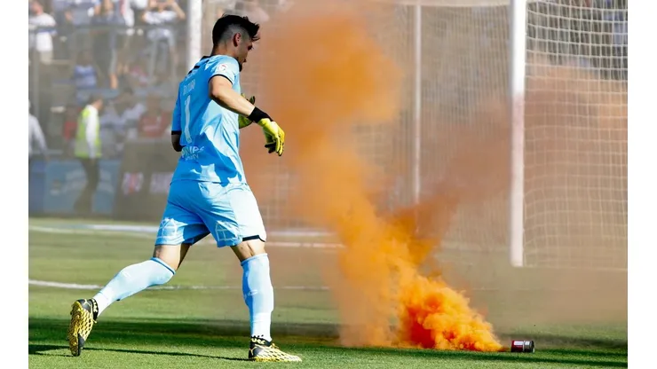 Dituro saca una bomba de humo de San Carlos.