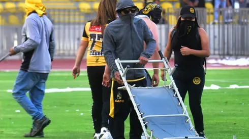 Hinchas ingresaron a la cancha del Estadio Francisco Sánchez Rumoroso.