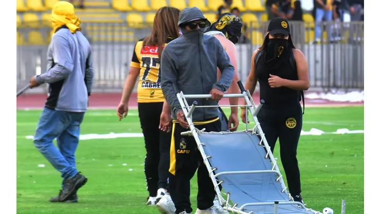 Hinchas ingresaron a la cancha del Estadio Francisco Sánchez Rumoroso.