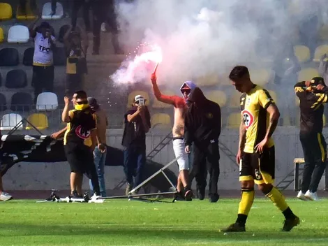 Hinchas ingresan a la cancha y destruyen el VAR en Coquimbo