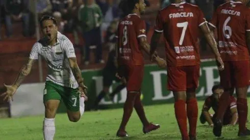 Carreño festeja su primer gol con Oriente Petrolero.