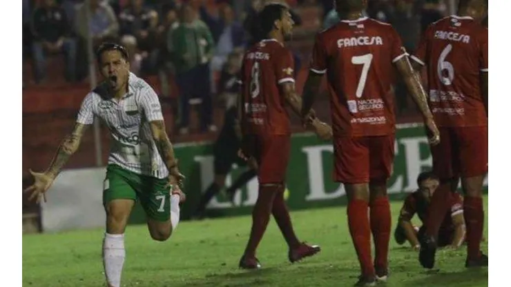 Carreño festeja su primer gol con Oriente Petrolero.