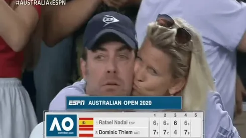 Massú celebrando con la madre de Thiem