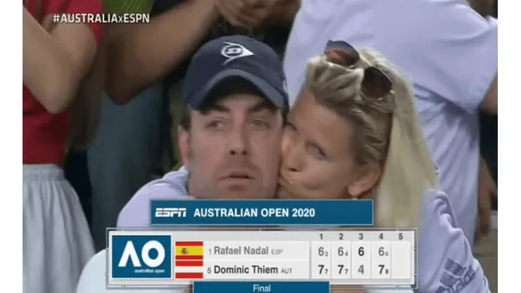 Massú celebrando con la madre de Thiem