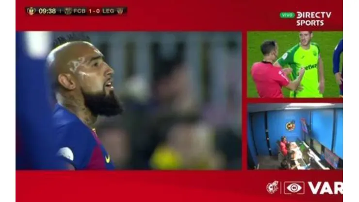 Vidal esperando por el VAR.