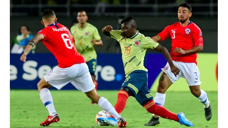 Chile juega su último partido de la primera fase del Preolímpico ante Colombia.