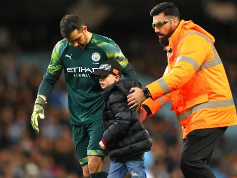El tierno gesto de Claudio Bravo con un "niño espontáneo"