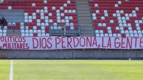 Carabineros multa a hinchas de Curicó por polémico lienzo