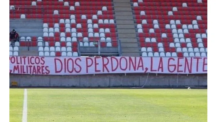Carabineros multa a hinchas de Curicó por polémico lienzo