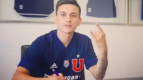 Pablo Aránguiz al firmar su contrato con la U.