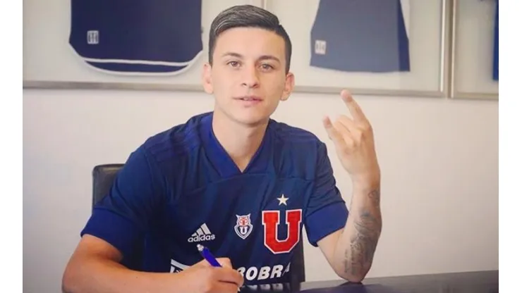 Pablo Aránguiz al firmar su contrato con la U.
