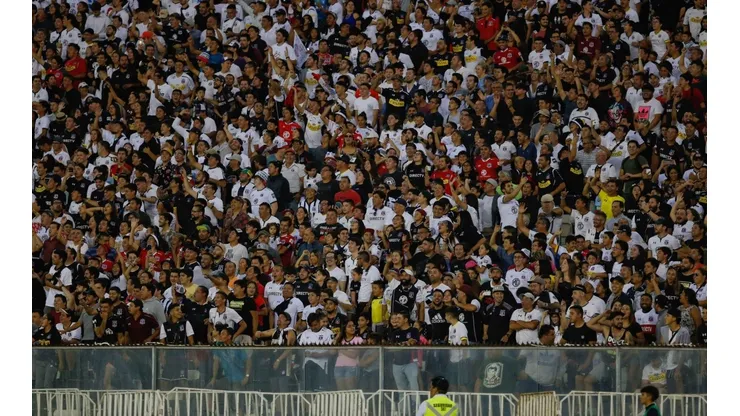 Hinchas de Colo Colo en el partido ante Palestino.