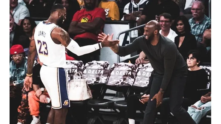 James despide a Bryant.