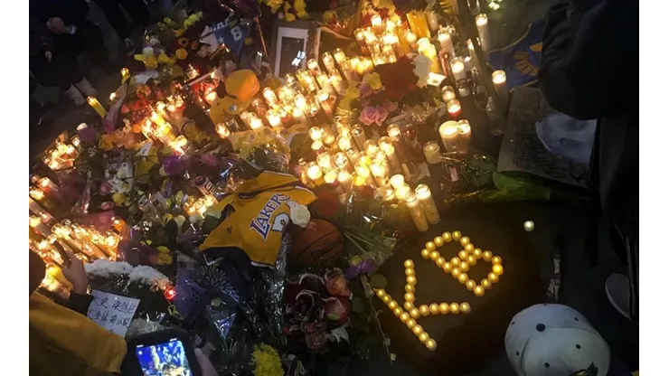 Homenaje de fanáticos a Kobe Bryant afuera del Staples Center.