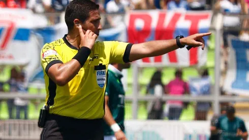 Eduardo Gamboa en el partido de Wanderers con la UC.