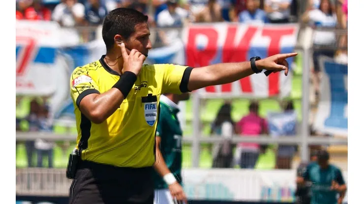 Eduardo Gamboa en el partido de Wanderers con la UC.