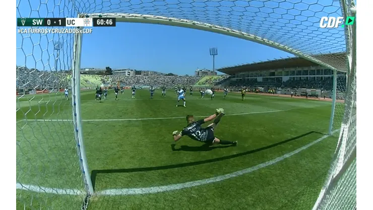 Viana le tapa el penal a Zampedri.