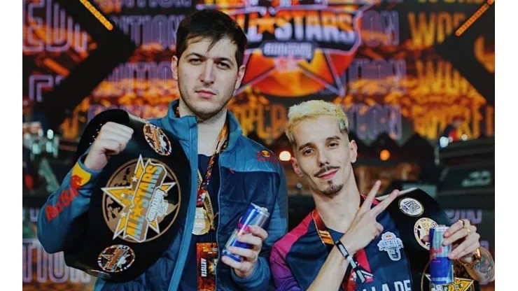 Chuty y Skone posan como campeones de God Level All Stars World Edition.