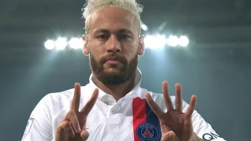 Neymar hace un 24 con las manos.