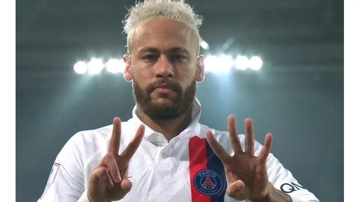 Neymar hace un 24 con las manos.