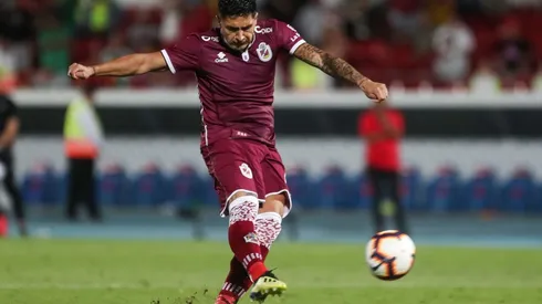 Leyton impacta el balón ya con la grave lesión consumada.