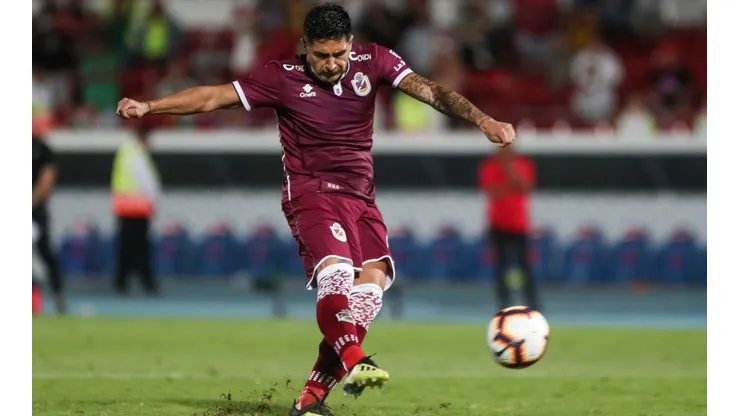 Leyton impacta el balón ya con la grave lesión consumada.
