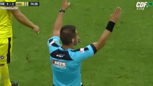 José Cabero se apresta a expulsar a Guillermo Pacheco tras revisar el VAR.