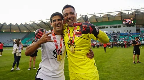Julio Barroso con Miguel Pinto celebrando la Copa Chile.