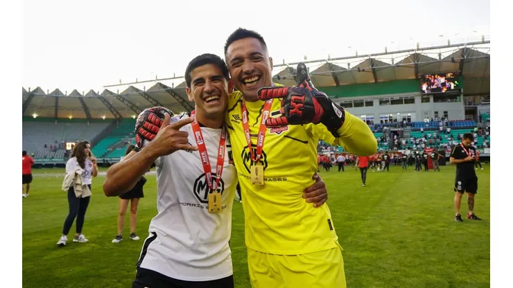 Julio Barroso con Miguel Pinto celebrando la Copa Chile.