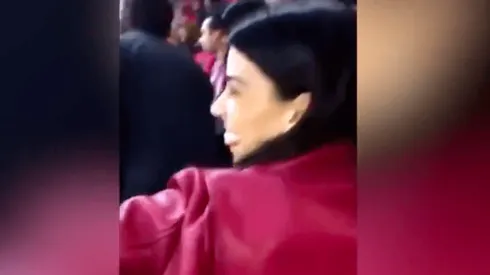 Mujer tira un vaso en pleno partido y la bautizan como "Lady Cerveza"