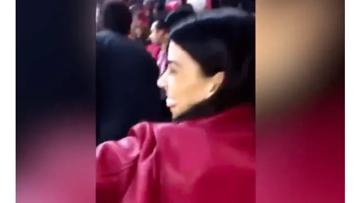Mujer tira un vaso en pleno partido y la bautizan como "Lady Cerveza"