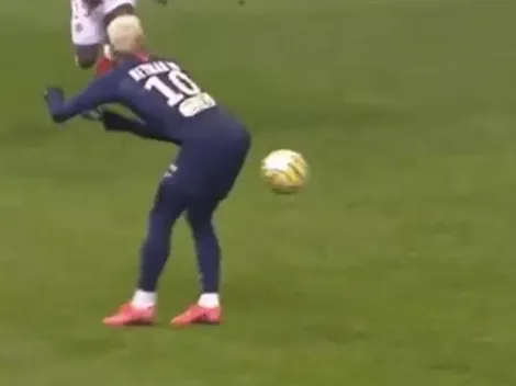 Mueve las pompas: Neymar da un pase con el trasero en el PSG