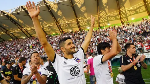 Blandi celebra su primer título en Chile rodeado de sus compañeros.