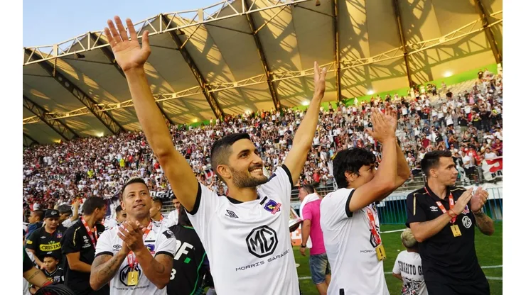 Blandi celebra su primer título en Chile rodeado de sus compañeros.