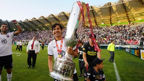 Matías Fernández levanta la Copa Chile.