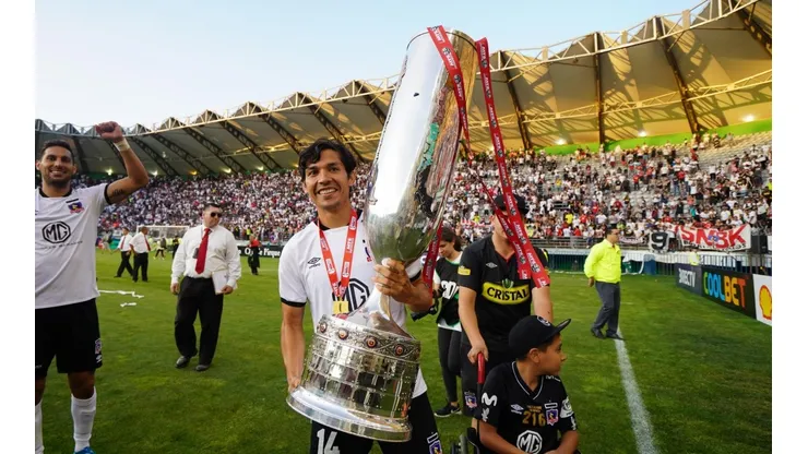 Matías Fernández levanta la Copa Chile.