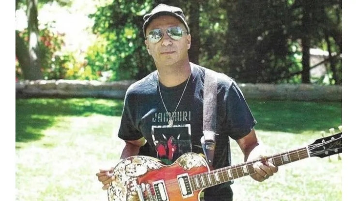 Tom Morello posa con bandera mapuche