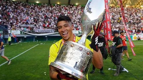 Brayan Cortés con el trofeo de Copa Chile.